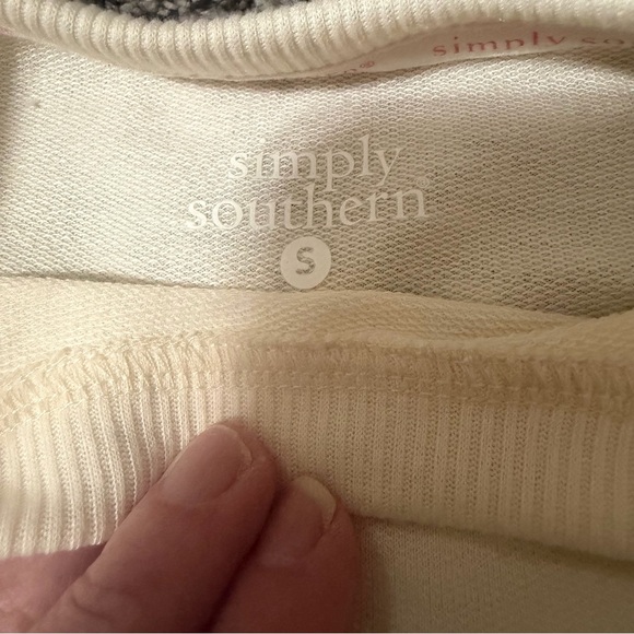 Simply Southern Hot Mess Cream pullover sweatshirts with pockets Size Small - Picture 3 of 6
